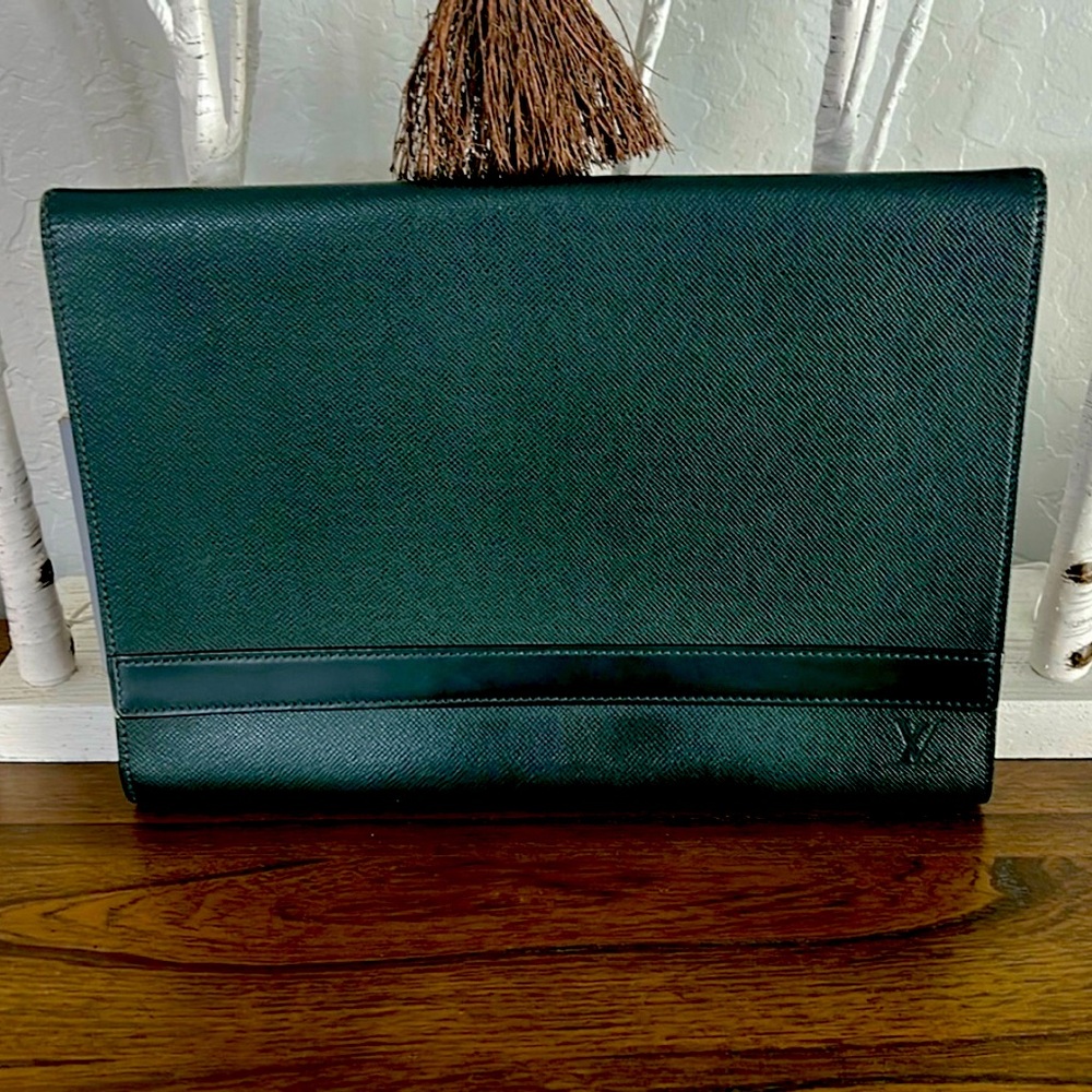 Louis Vuitton Document Holder Green TAIGA Leather